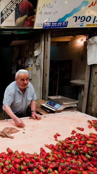 20100409_150100 D3.jpg - Strawberry vendor, Ben Yehuda Market, Jerusalem